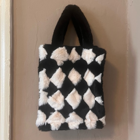 🌀🏷️🆕🎉 totw • black & white checkered fluffy tote bag - Picture 8 of 12